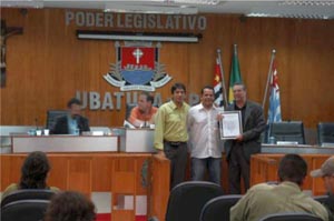 Pastor H&eacute;lio Pres. do Conselho recebendo a Mo&ccedil;&atilde;o de Congratula&ccedil;&atilde;o pela realiza&ccedil;&atilde;o do IV Festival da Paz